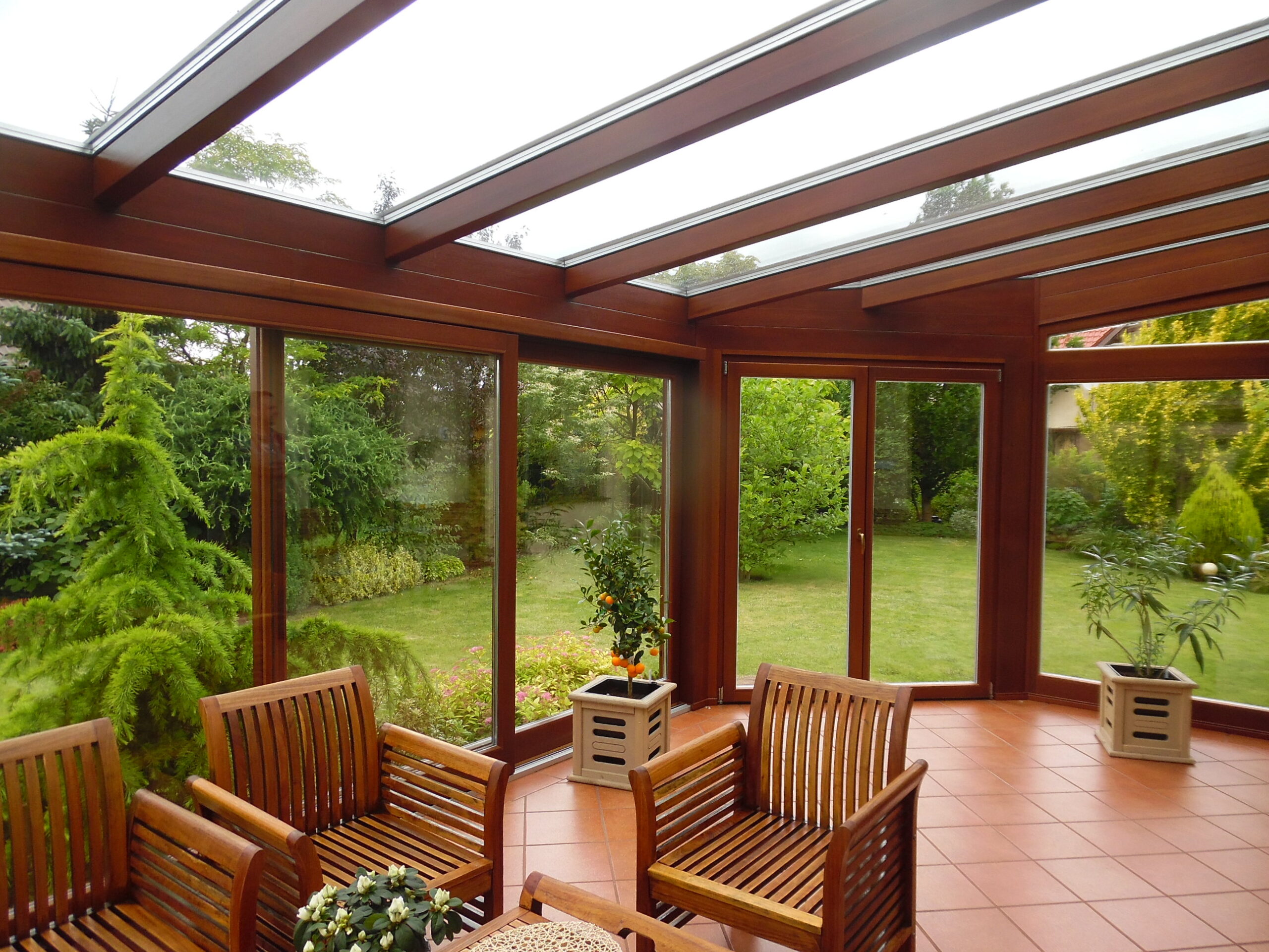 zdjęcie z realizacji drewnianego ogrodu zimowego